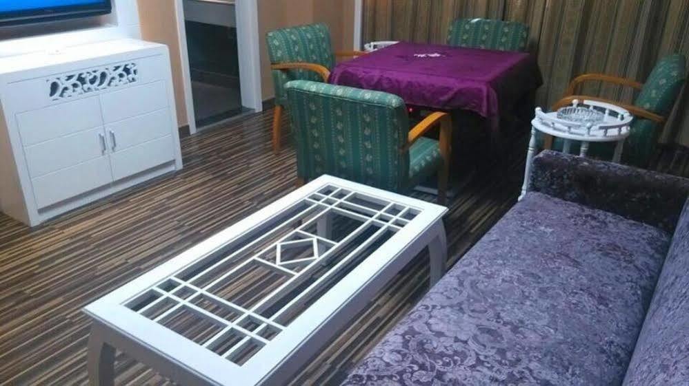 New Zhongxun Business Hotel Yueyang Bagian luar foto