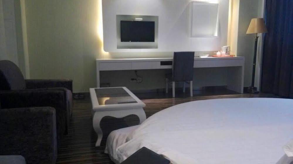 New Zhongxun Business Hotel Yueyang Bagian luar foto